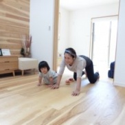 無垢の床がとっても気持ちいいんです!