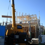 青空の下の棟上げ