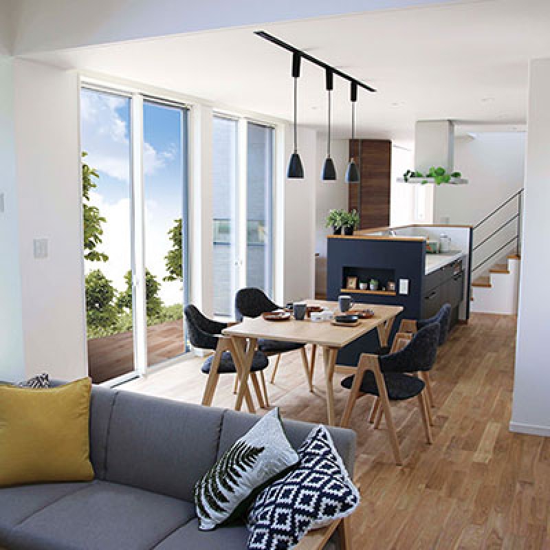 勾配天井が織り成す開放感のあるリビングのある家