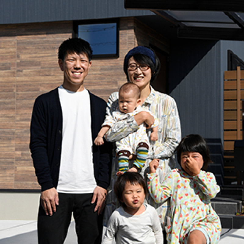 ホームシアターを楽しめる大空間のリビング