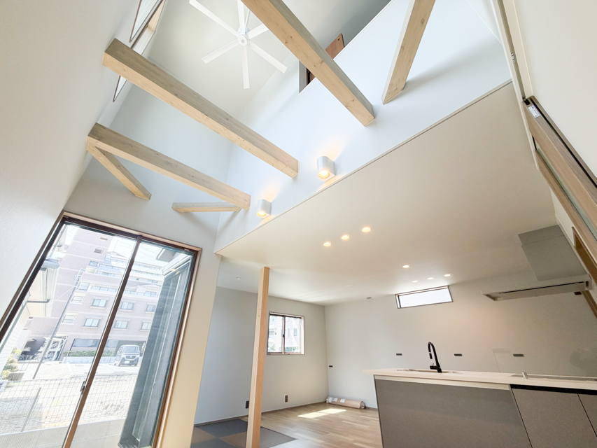 開放感と木の温もりを。光が降り注ぐ大空間のお家